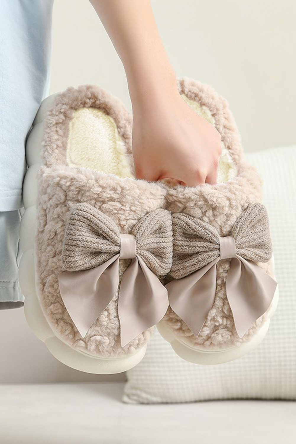 White Contrast Bowknot Applique Plush Winter Slippers (Colors May Differ by Batch) - loveforevers