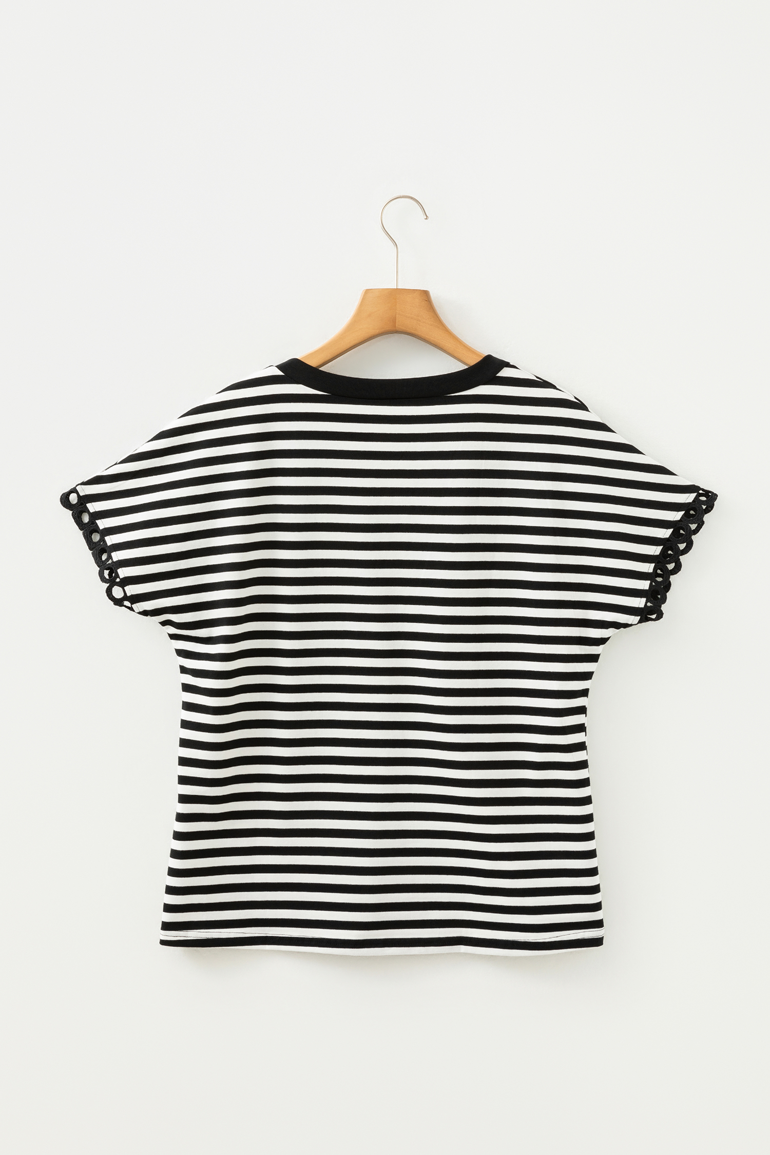 Black Striped Print V Neck Delicate Trim Casual Tee - loveforevers