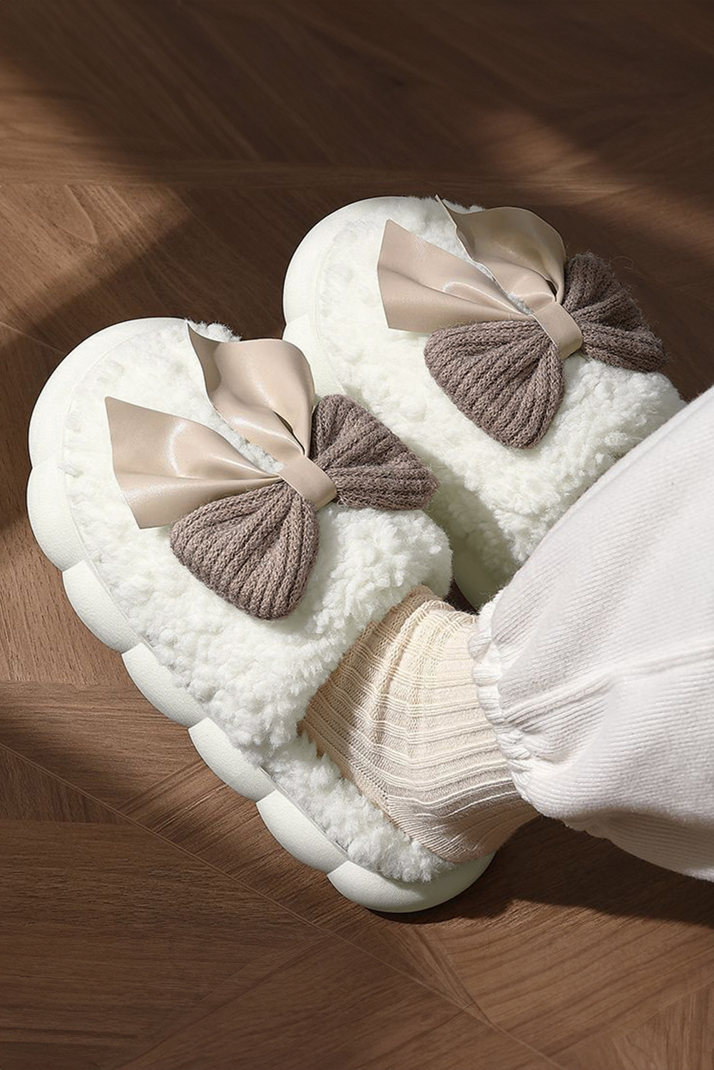 White Contrast Bowknot Applique Plush Winter Slippers (Colors May Differ by Batch) - loveforevers