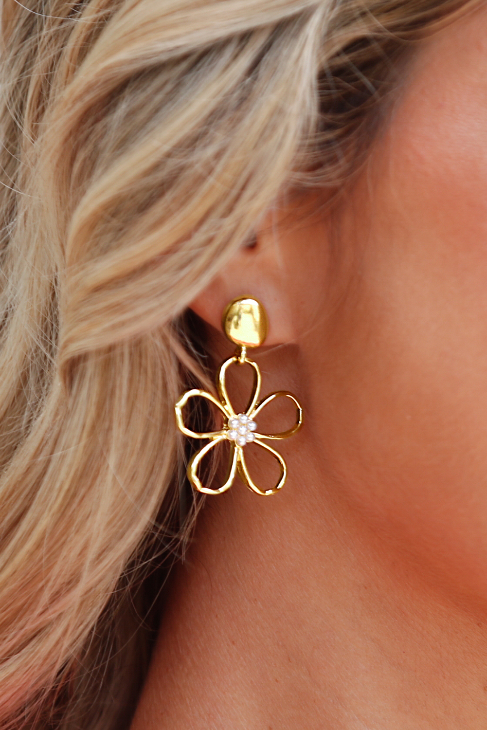 Gold Vintage Cut Out Flower Pearl Decor Stud Earrings - loveforevers