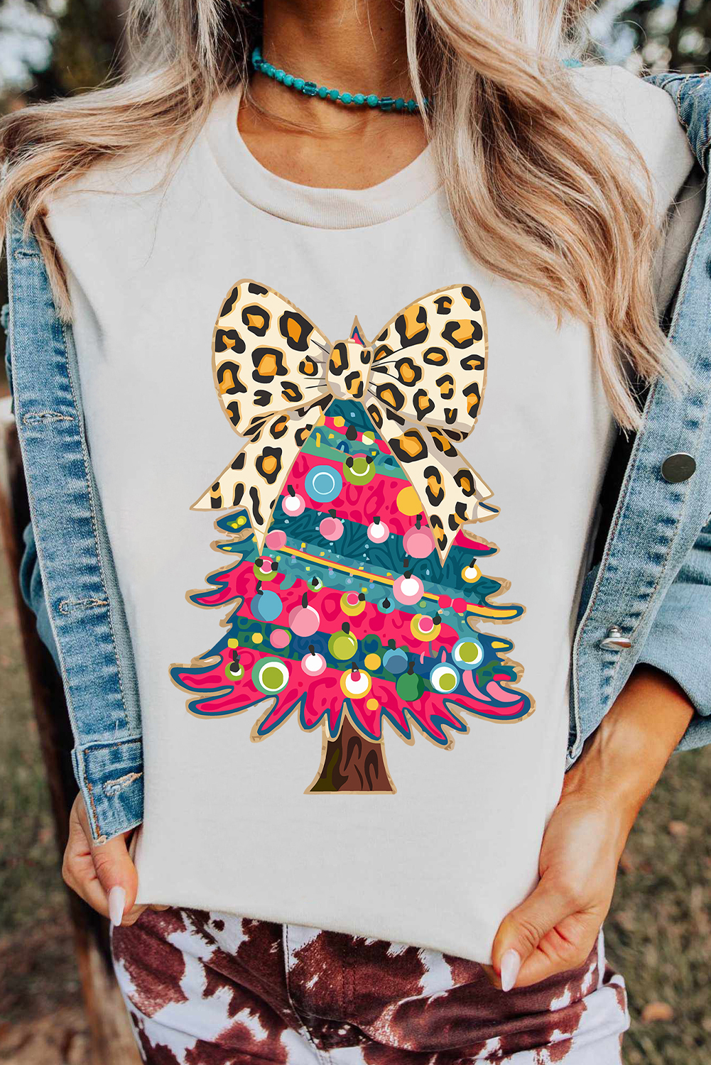White Leopard Bow Décor Christmas Tree Graphic Crew Neck Tee - loveforevers